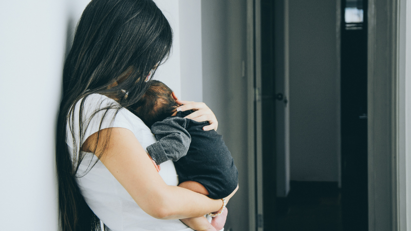 bayi tidur sambil digendong