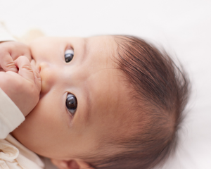 Kenali Tanda Lapar Bayi Sebelum Si Kecil Menangis