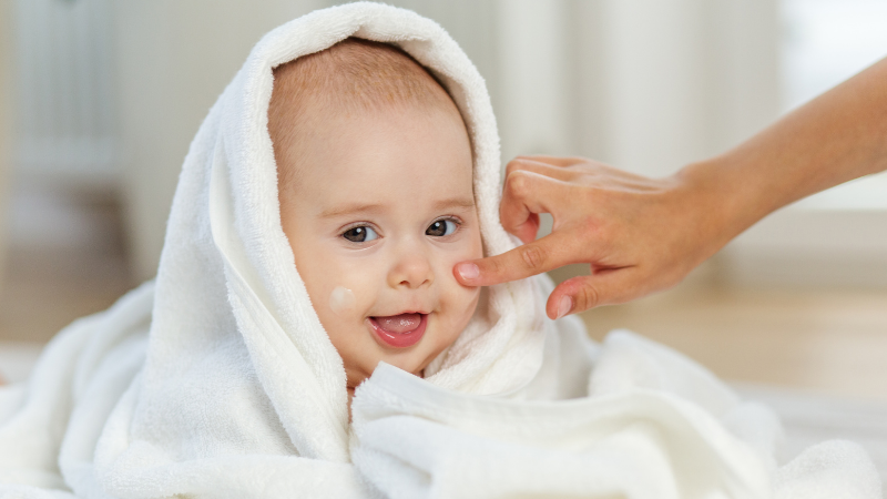 Kulit Bayi Sensitif? Lakukan 4 Hal Ini Saat Bedtime Routine
