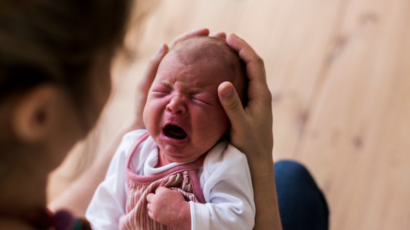 penyebab bayi rewel jelang waktu tidur