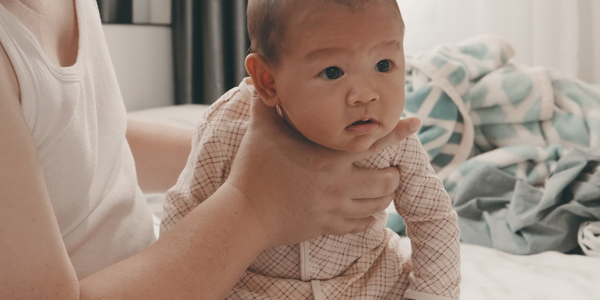 cara menyendawakan bayi yang tepat untuk cegah refluks dan gangguan tidur